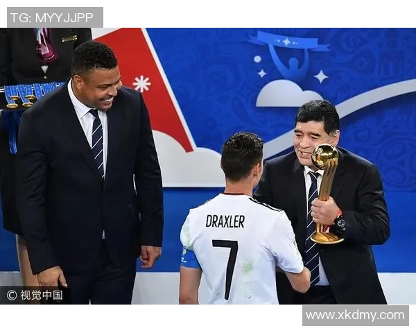 与马拉多纳同框合影，见证传奇足球之星的辉煌瞬间