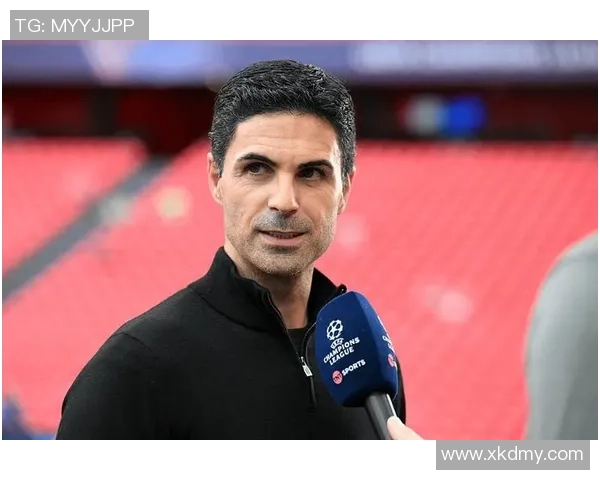 戴眼镜且头发修长的足球球星们展现独特魅力与球场风采