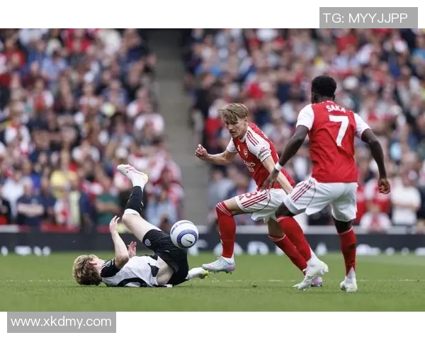 足球巨星激烈拼抢意外打脚瞬间引发赛场惊呼