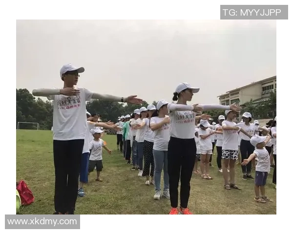 足球球星用爱心手势传递温暖与关怀成全球关注焦点